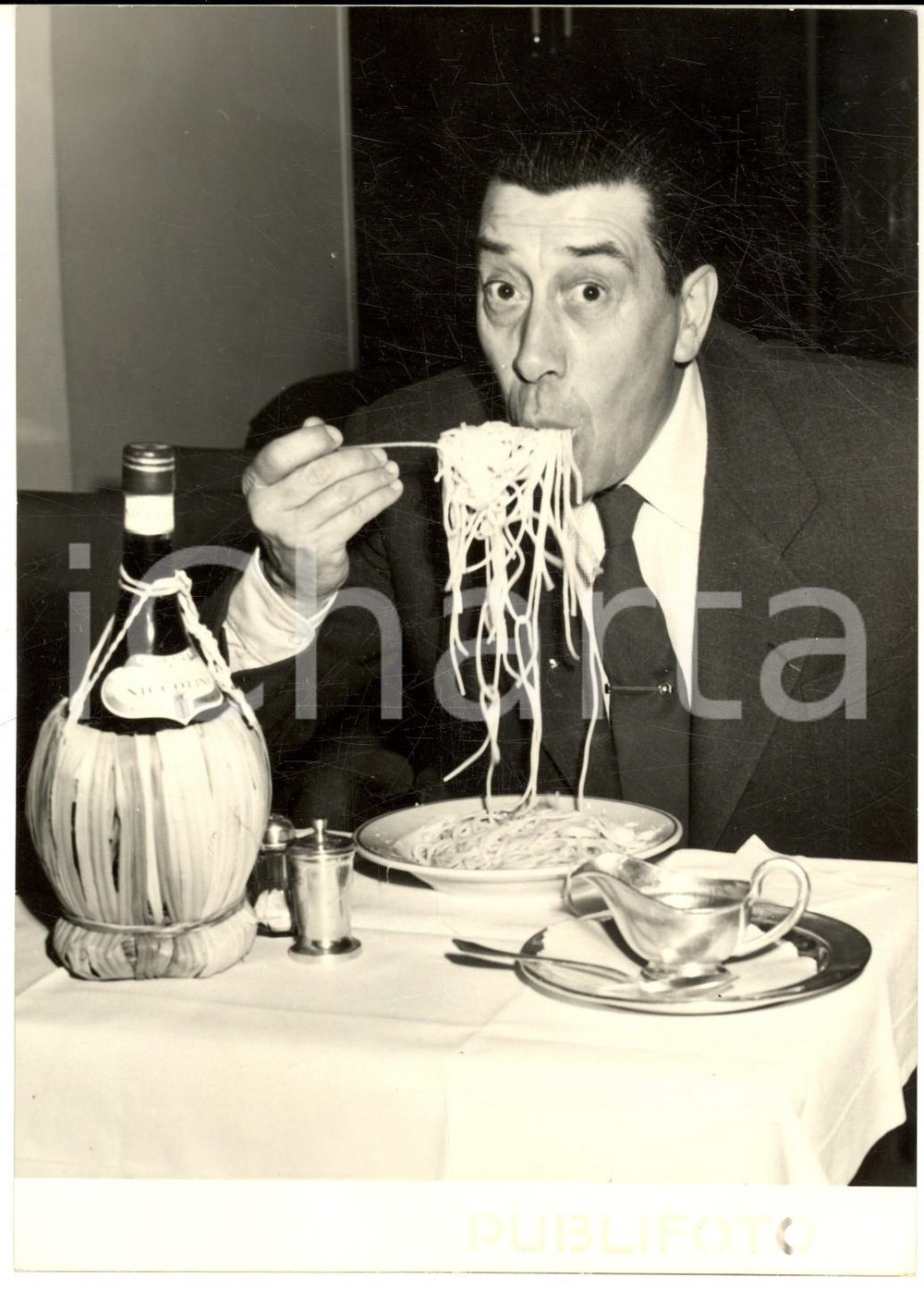 1955 ROMA Attore FERNANDEL alle prese con un piatto di spaghetti *Foto 13x18 cm Fotografia d'epoca.  CONDIZIONI: G (ma lieve sovraimpressione) FORMATO: 13x18 cm    originale e autentica 1