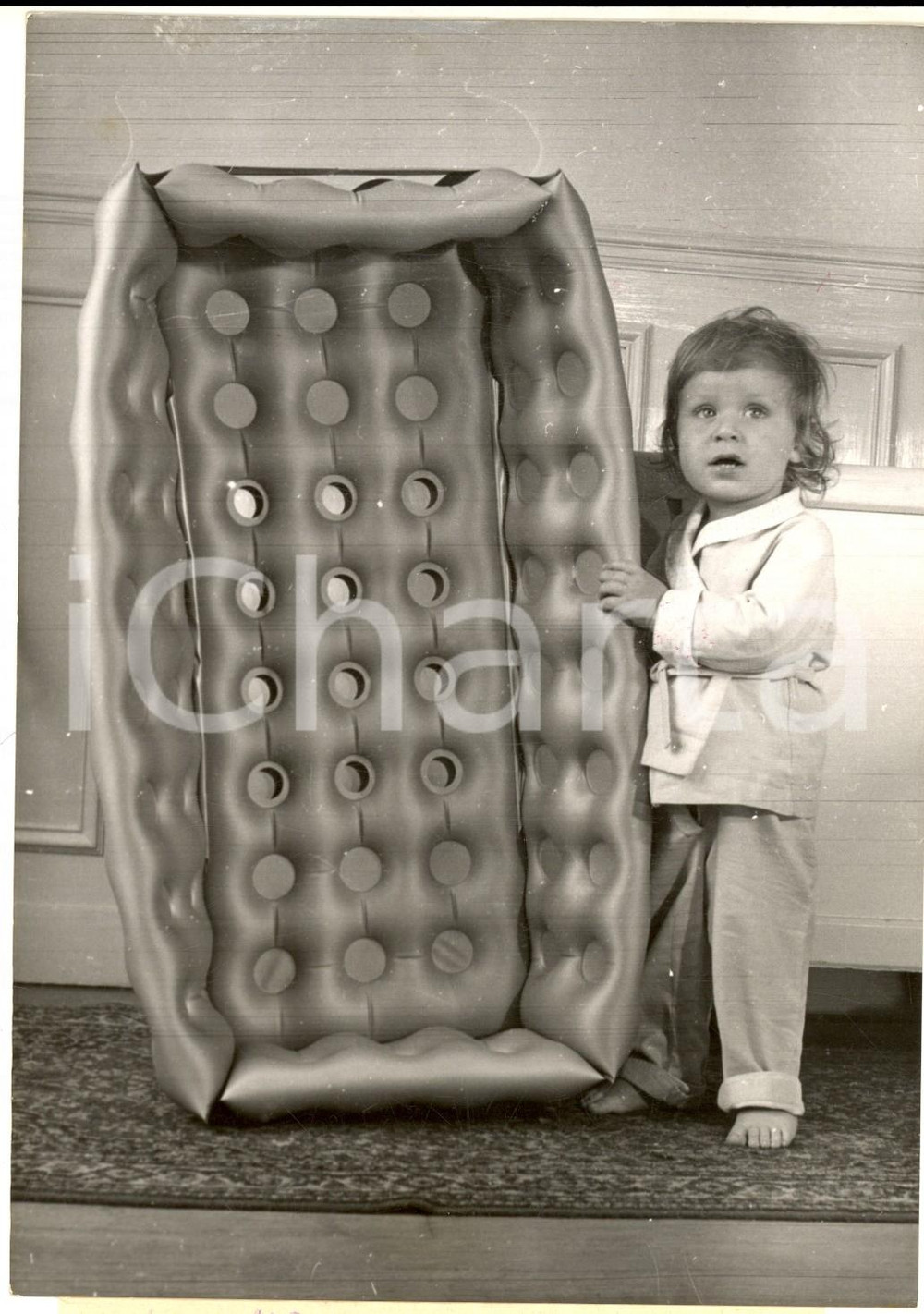 1955 ca PARIS Salon de l'Enfance - Le berceau DOU-DOU en plastique  *Photo 13x18 Fotografia d'epoca. CONDIZIONI: GFORMATO:  13x18 cm     originale e autentica 1