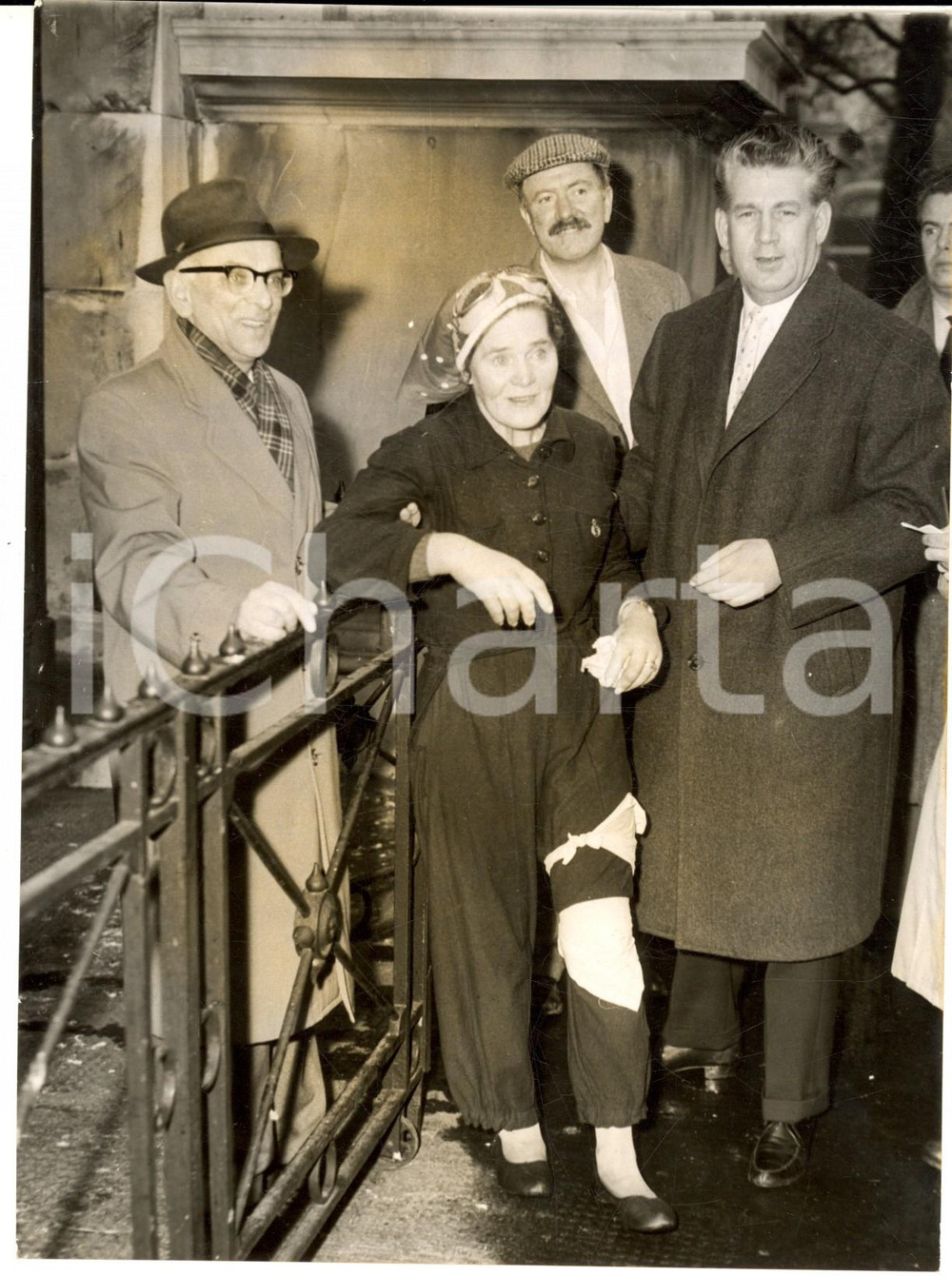 1959 LONDON Scientist Barbara MOORE after a  110-miles walk *Photo 15x20 cm