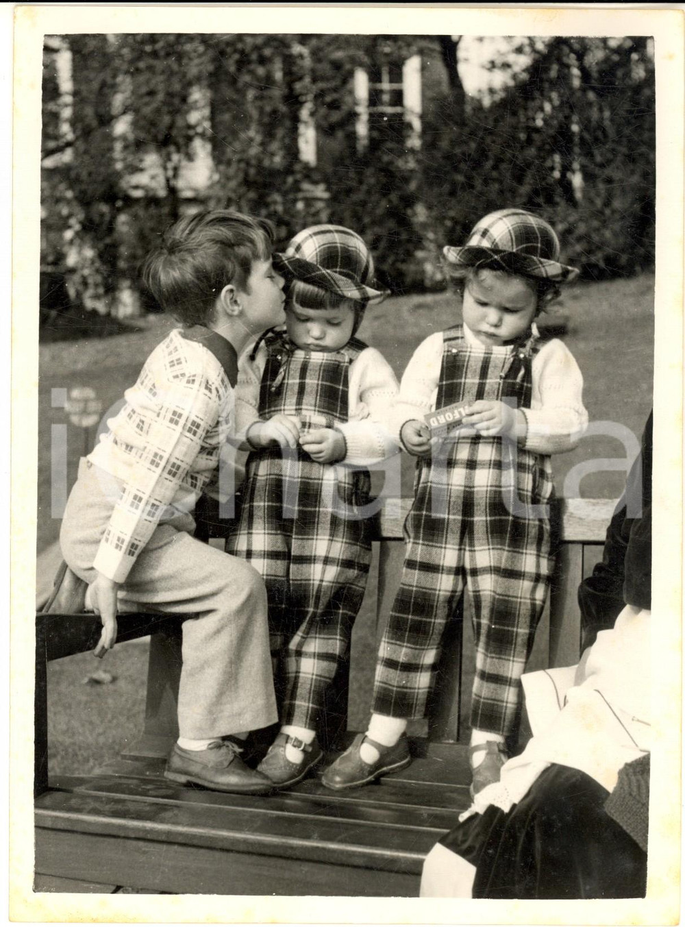 1954 LONDON The BERGMAN children - Roberto, Ingrid and Isabella in a park *Photo