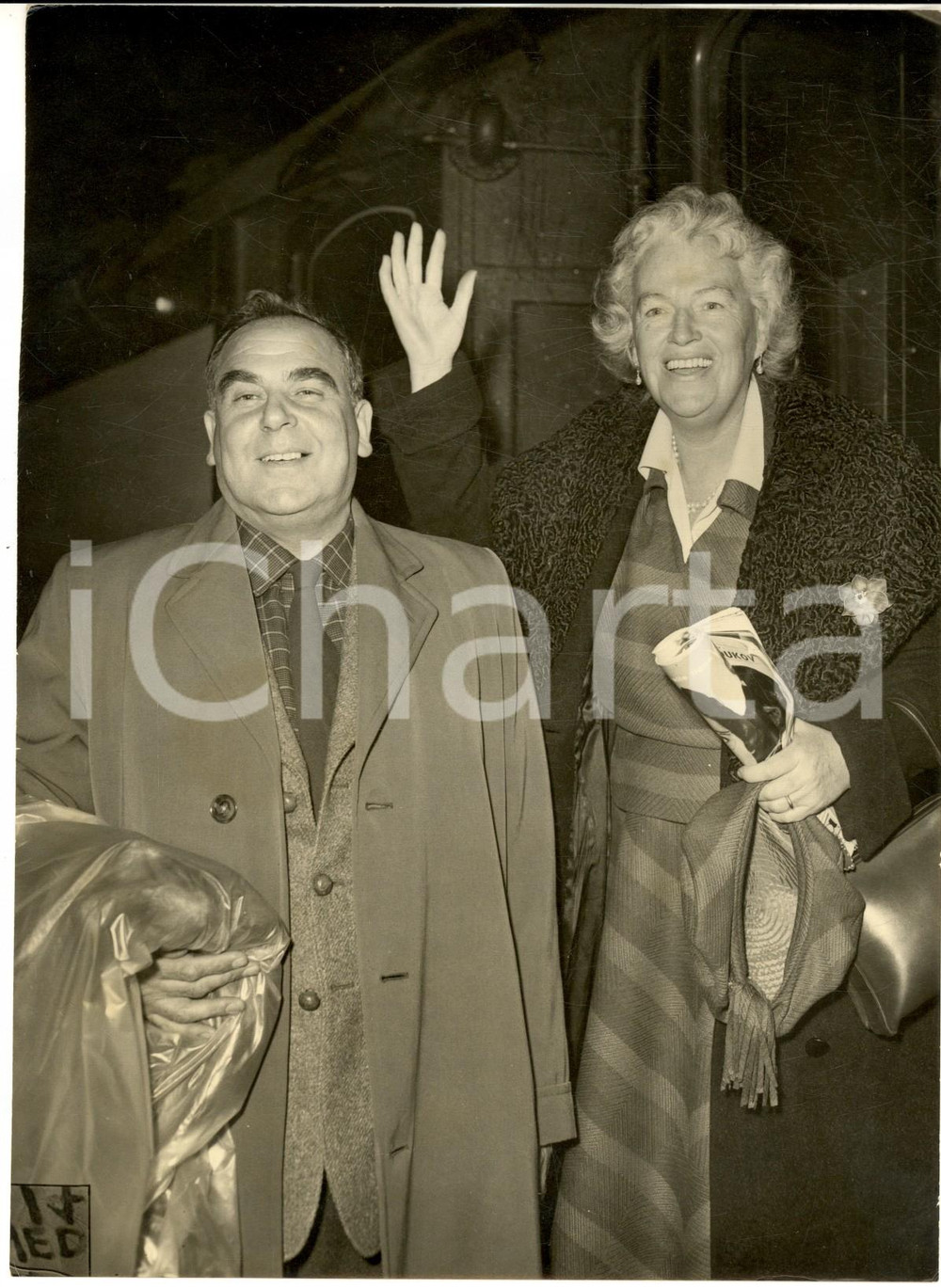 1957 LONDON Gracie FIELDS arrives with Boris ALPEROVICI for command performance Fotografia d'epoca con didascalia coeva al verso. CONDIZIONI: GFORMATO: 15x20 cm     originale e autentica 1