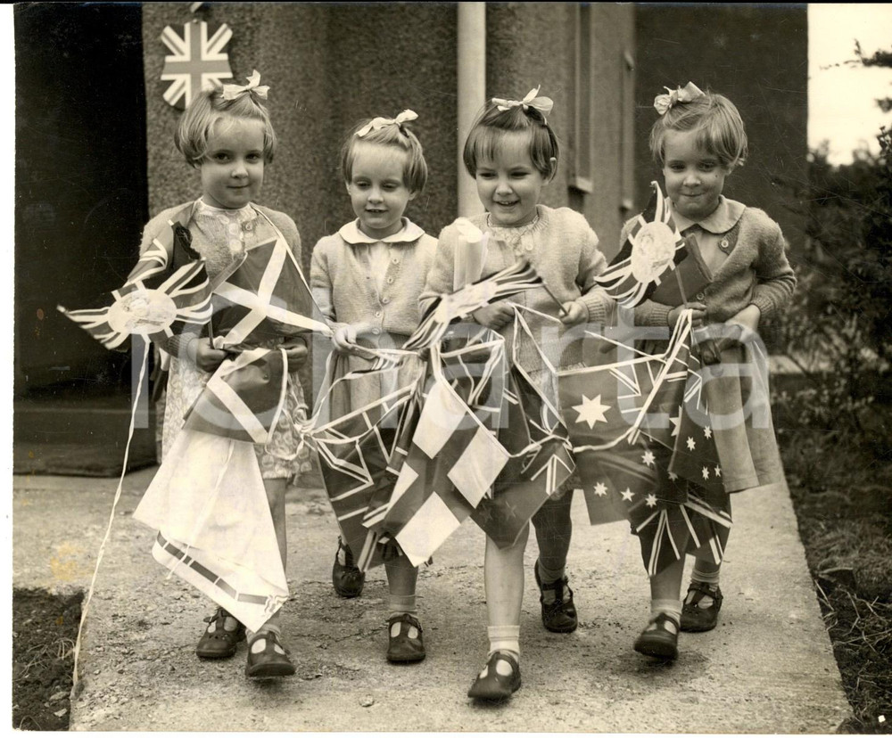 1953 WESTERLEIGH Quads with flags for Coronation Day *Photo 15x20 cm Fotografia d'epoca con didascalia coeva. CONDIZIONI: G (ma lieve sovraimpressione circolare) FORMATO: 20x15 cm    originale e autentica 1
