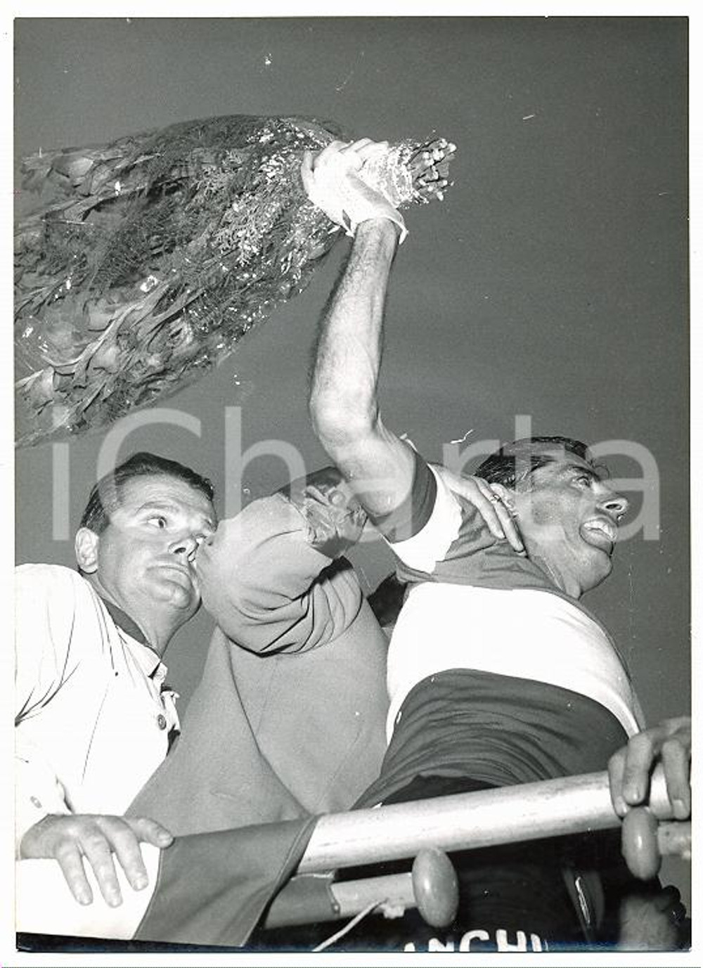1955 TRE VALLI VARESINE Fausto COPPI stringe bouquet dopo la vittoria *Foto Fotografia d'epoca, con didascalia coeva al verso. CONDIZIONI: FAIR FORMATO: 13x18 cm    originale e autentica 1