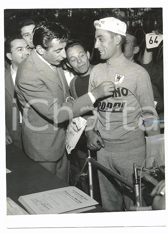 1956 GIRO D'ITALIA Fausto COPPI ammira logo CARPANO COPPI su maglia gregario