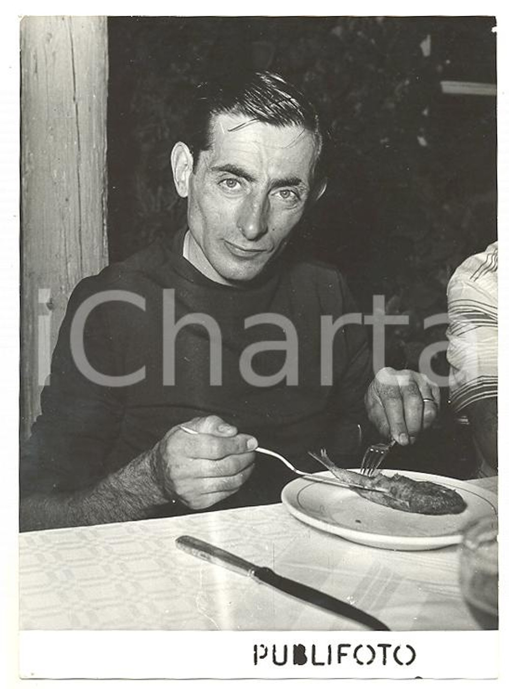 1953 NAPOLI Fausto COPPI mangia una triglia pescata nel golfo *Foto 13x18 cm