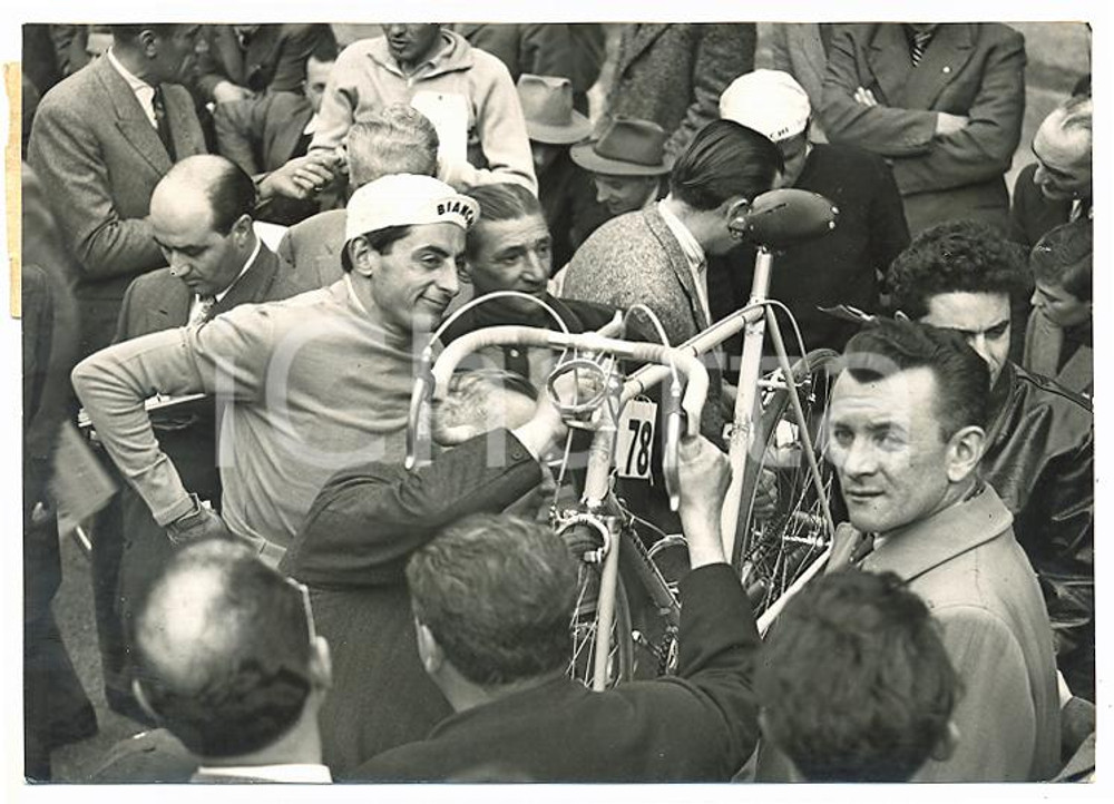 1953 TORINO - GIRO DEL PIEMONTE Fausto COPPI durante la punzonatura *Foto 18x13 Fotografia d'epoca, con didascalia coeva al verso. CONDIZIONI: FAIR FORMATO: 18x13 cm    originale e autentica 1