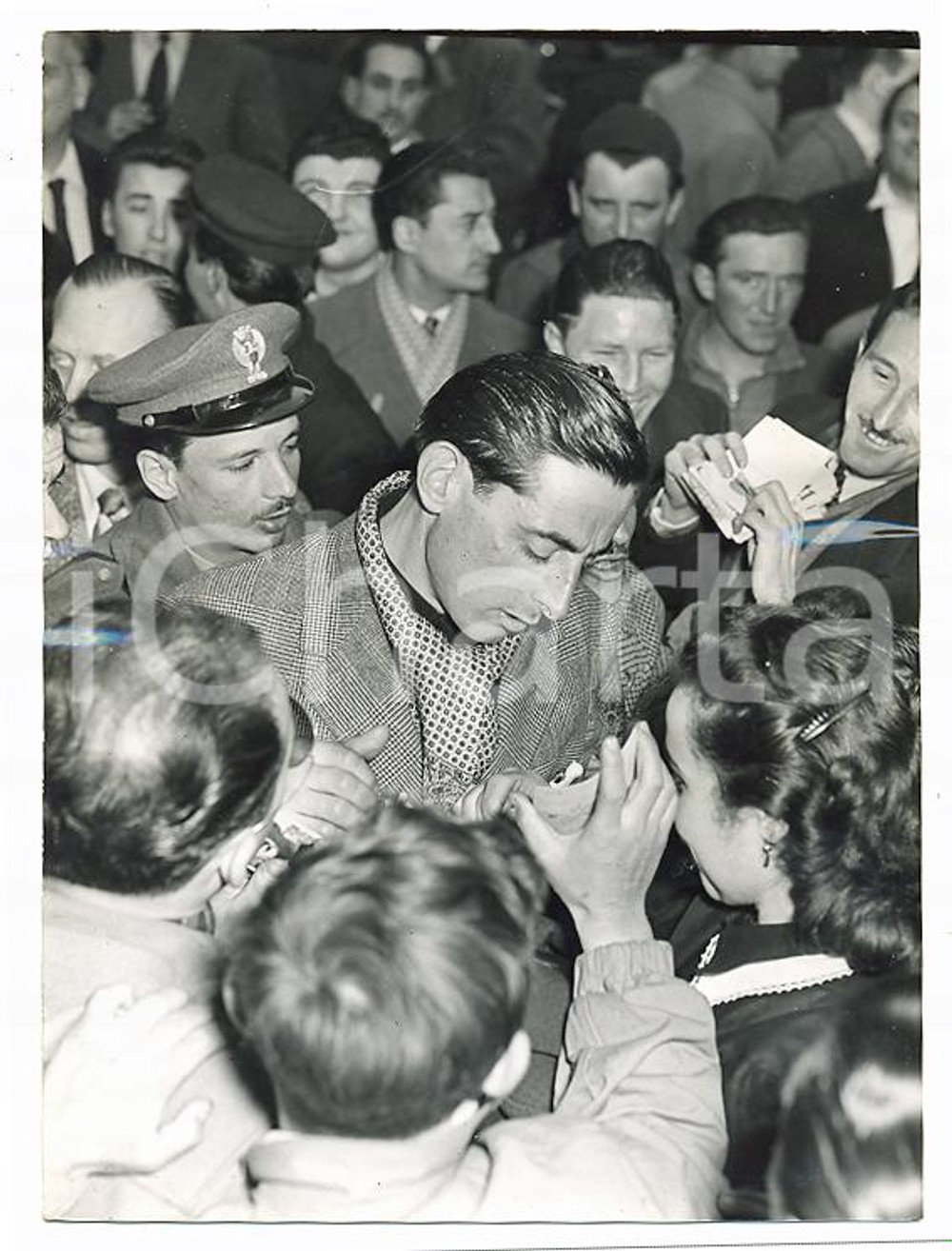 1953 MILANO - SANREMO Fausto COPPI firma autografi durante punzonatura *Foto