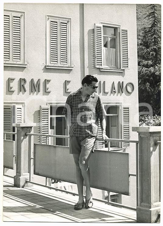 1955 ca SAN PELLEGRINO TERME Fausto COPPI sul terrazzino dell'albergo *Foto Fotografia d'epoca, con didascalia coeva al verso. CONDIZIONI: FAIR (lieve piegatura all'angolo inferiore destro) FORMATO: 13x18 cm    originale e autentica 1