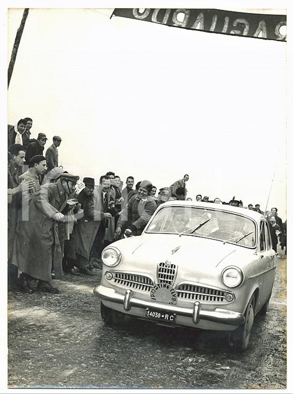 1956 PASSO DELLA LIMINA Fausto COPPI in auto - Giro Provincia REGGIO CALABRIA Fotografia d'epoca, con didascalia coeva al verso. CONDIZIONI: FAIR FORMATO: 13x18 cm    originale e autentica 1