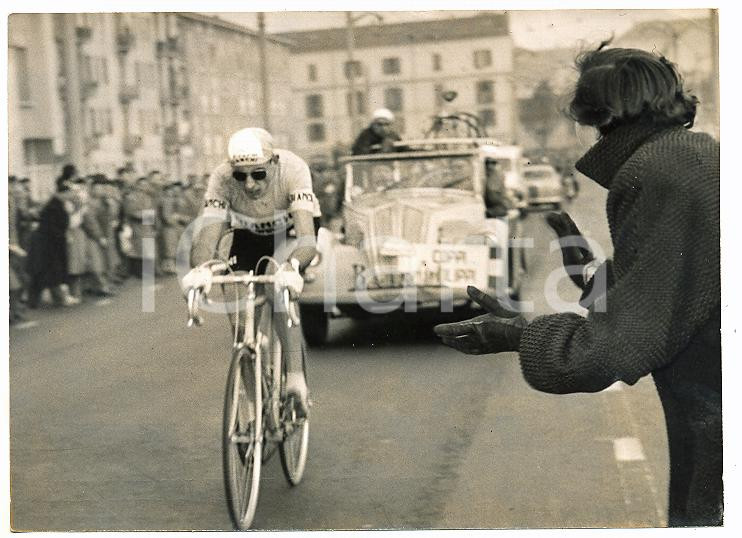 1954 TROFEO BARACCHI Tifoso incita Fausto COPPI durante la gara su strada *Foto