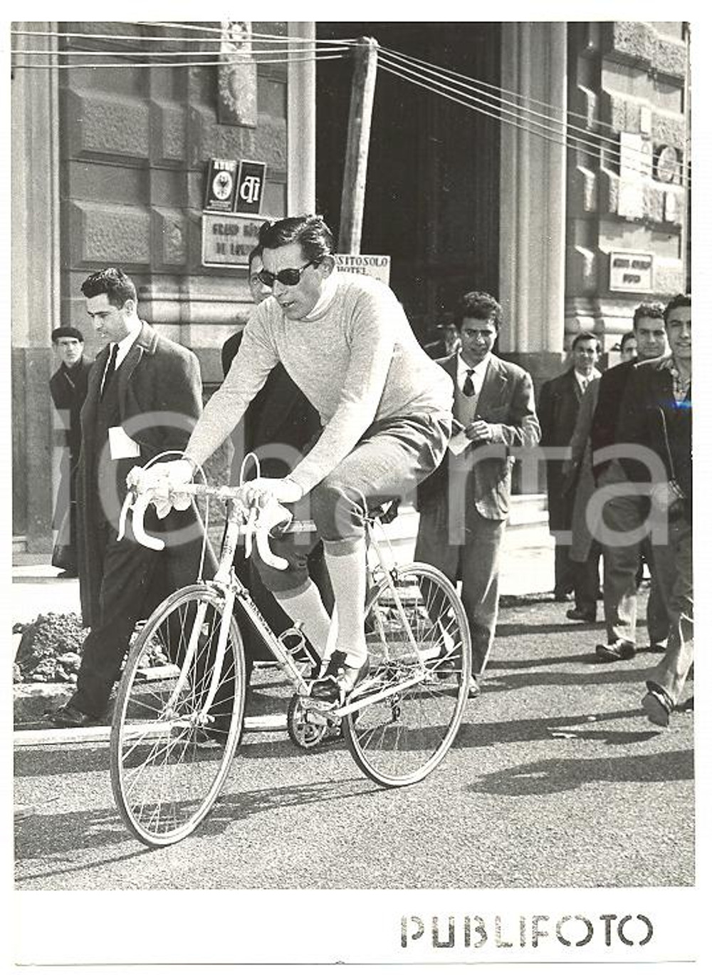 1956 NAPOLI Piazza Municipio - Fausto COPPI si allena per GIRO DELLA CAMPANIA