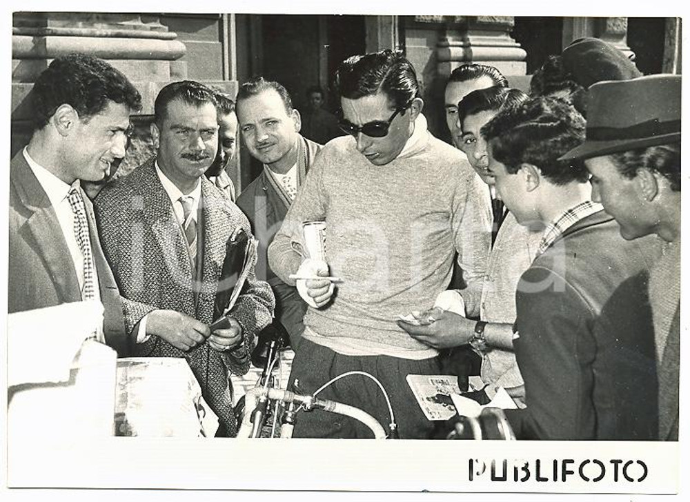 1956 NAPOLI Piazza Municipio - Fausto COPPI firma autografi GIRO DELLA CAMPANIA Fotografia d'epoca, con didascalia coeva al verso. CONDIZIONI: FAIR (lievi ondulature al margine superiore) FORMATO: 18x13 cm    originale e autentica 1