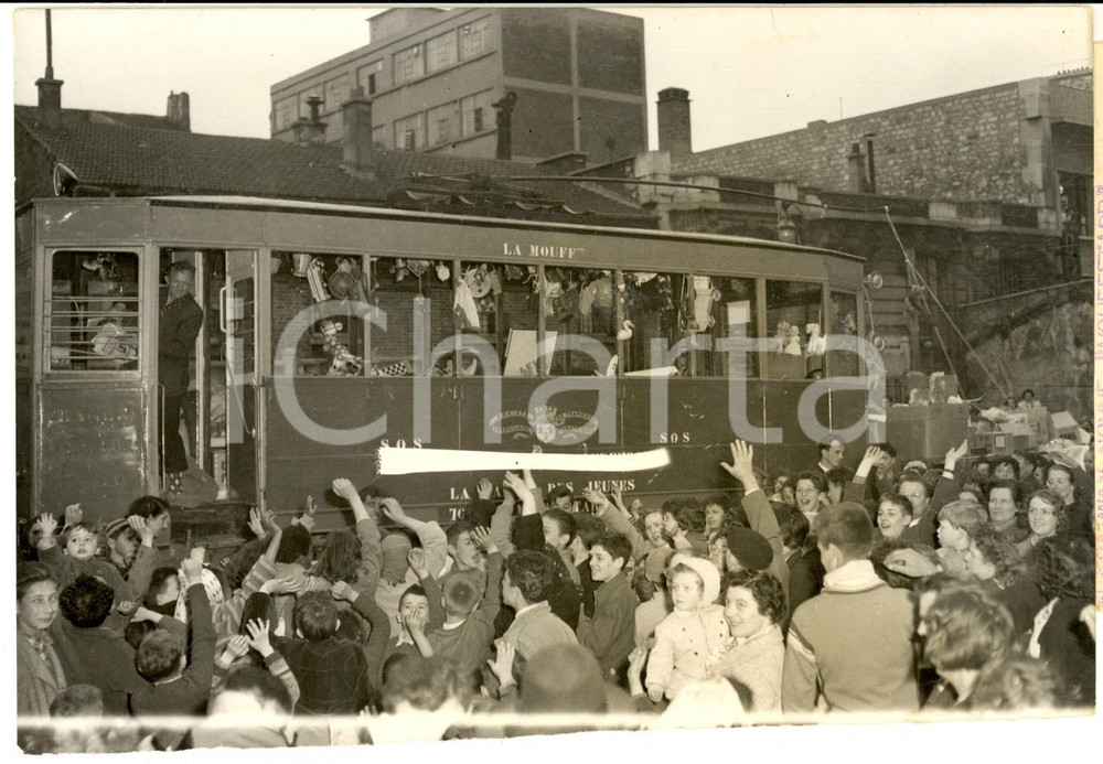 1957 PARIS Tramway LA MOUFF pour Maison des Jeunes de rue MOUFFETARD Photo Fotografia d'epoca. CONDIZIONI: POOR (margine inferiore rozzamente rifilato)FORMATO:  18x13 cm     originale e autentica 1
