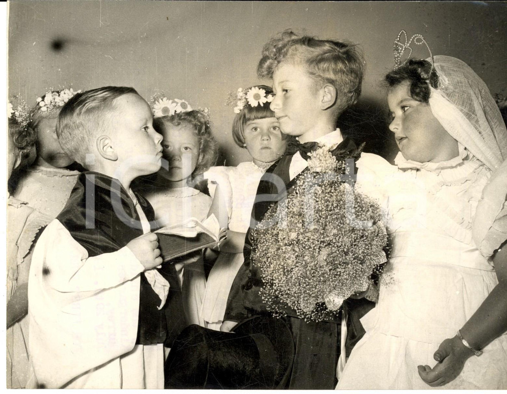 1953 WEST EWALL Children in "The wedding of the painted doll" - Photo 20x15 cm Fotografia d'epoca con didascalia coeva. CONDIZIONI: FAIR (lievi piegature superficiali) FORMATO: 20x15 cm    originale e autentica 1