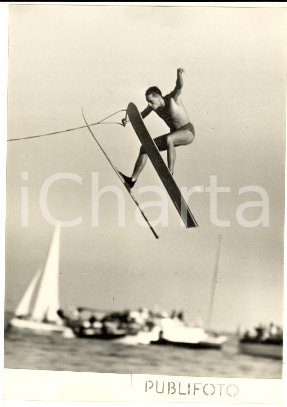 1955 ca SANTA MARGHERITA LIGURE Concorso sci nautico - Atleta al salto *Foto Fotografia di agenzia. CONDIZIONI: G FORMATO: 13x18 cm    originale e autentica 1