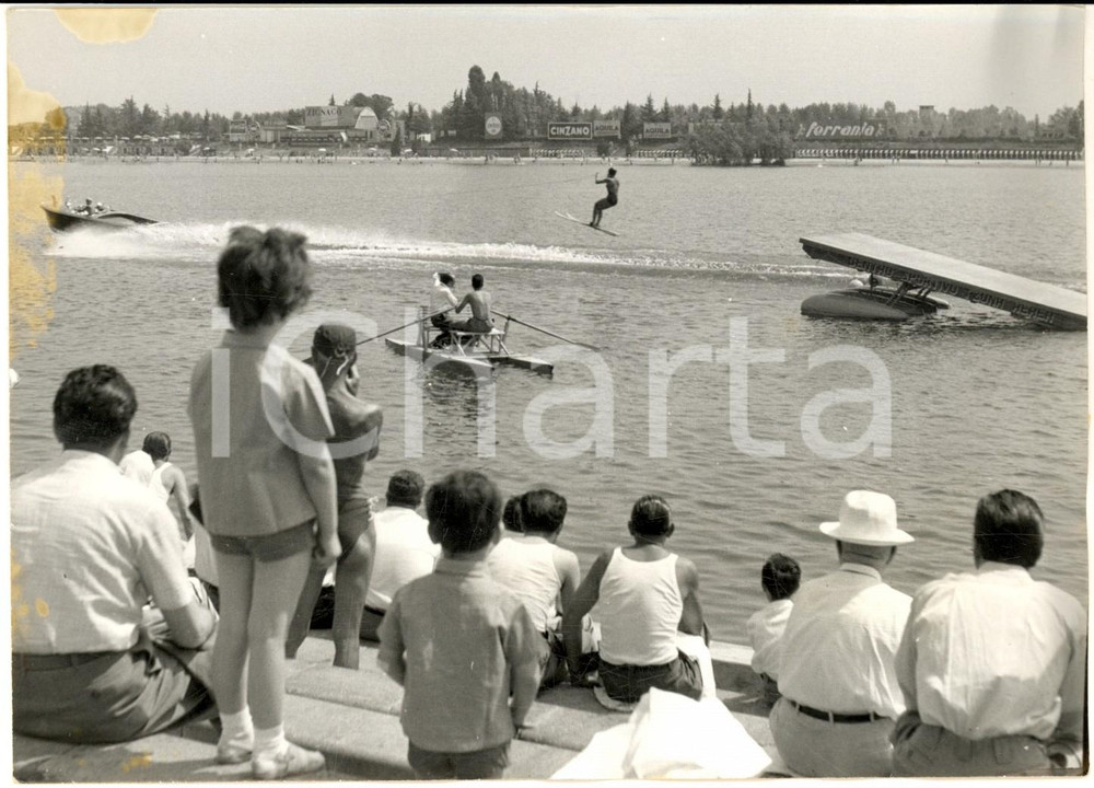 1954 MILANO Campionati Europei SCI NAUTICO - Colette CHEVROT al salto *Foto Fotografia d'epoca, con didascalia coeva al verso. CONDIZIONI: POOR (ondulature evidenti, sovraimpressione circolare e alone marginale)FORMATO: 18x13 cm    originale e autentica 1