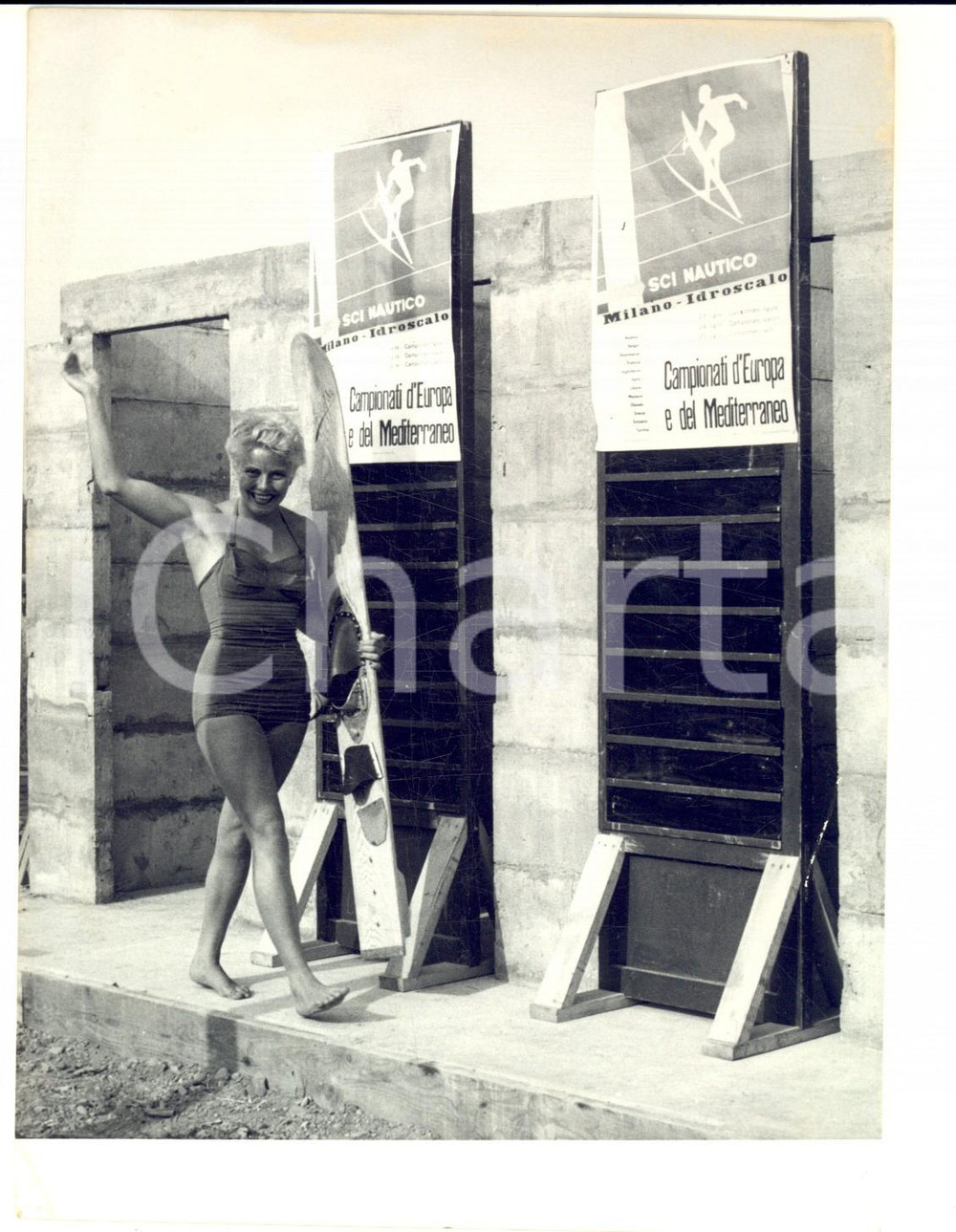 1954 MILANO Europei SCI NAUTICO Liselotte FEUCHTINGER esce dalla cabina *Foto Fotografia d'epoca, con didascalia coeva al verso. CONDIZIONI: G (ma lieve piegatura angolare)FORMATO: 13X18 cm    originale e autentica 1