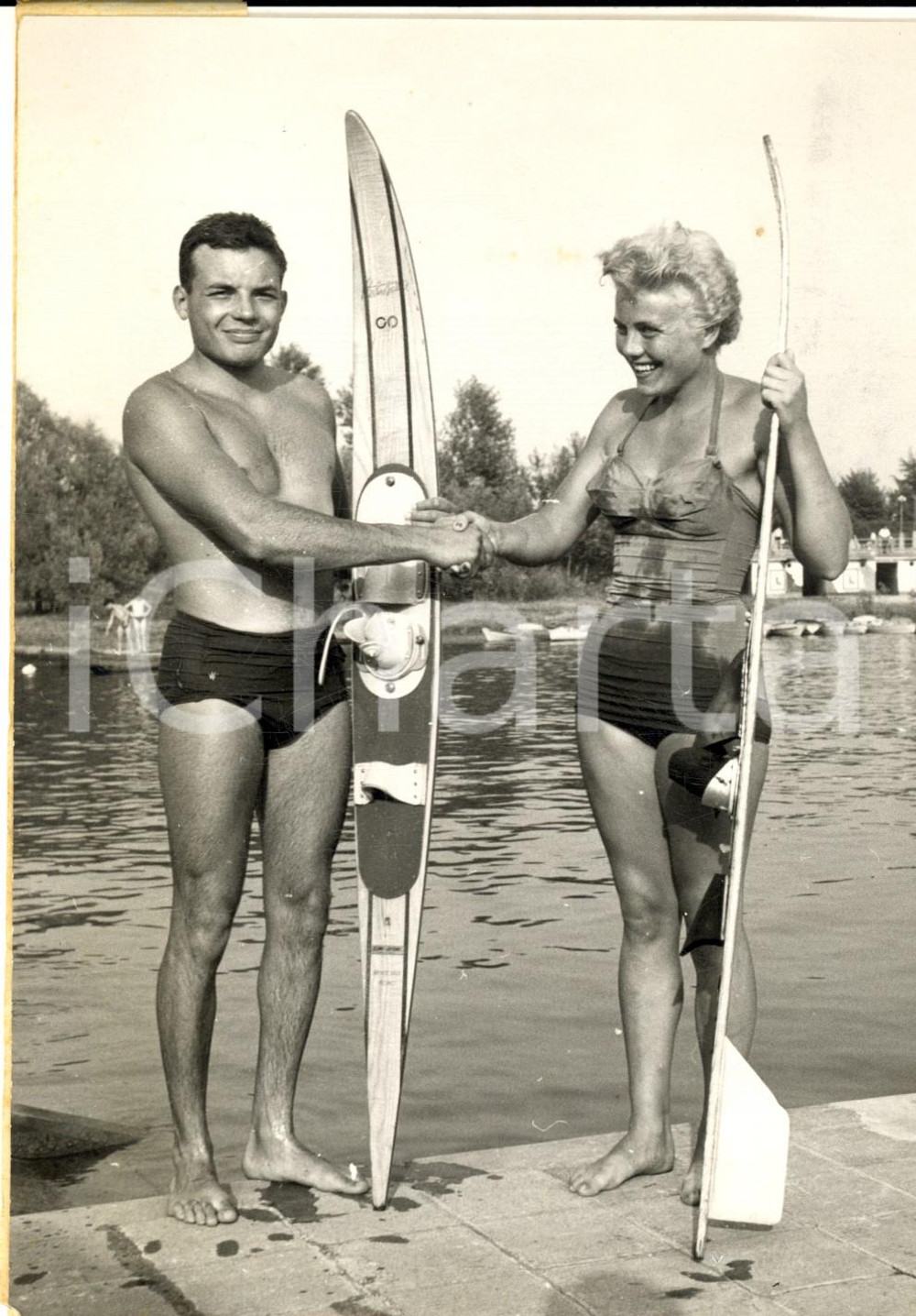1954 MILANO Europei SCI NAUTICO Vincitori Marc FLACHARD Liselotte FEUCHTINGER  Fotografia d'epoca, con didascalia coeva al verso. CONDIZIONI: G FORMATO: 13X18 cm    originale e autentica 1