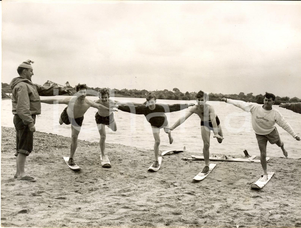 1958 WATER SKIING Young British Olympic aspirants with Alain CROMPTON Photo Fotografia d'epoca con didascalia coeva al verso. CONDIZIONI: G FORMATO: 20x15 cm     originale e autentica 1