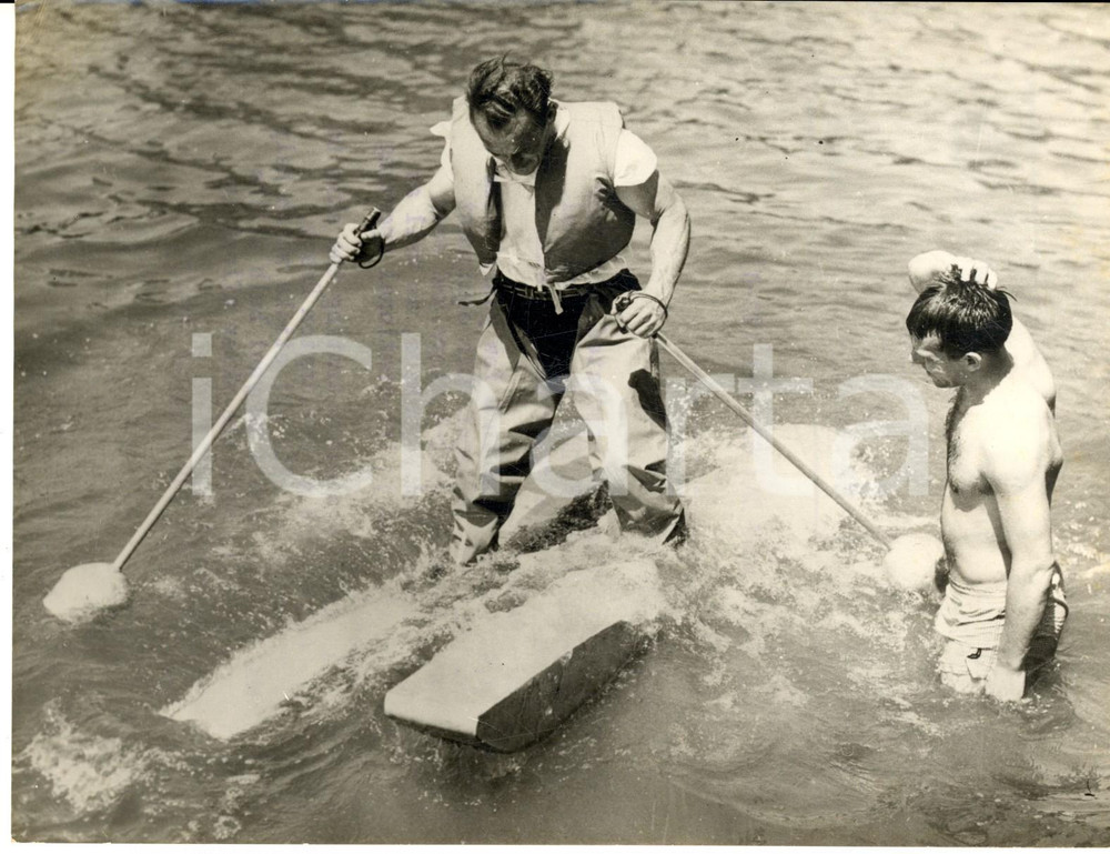 1957 BURLINGTON BEACH (ONTARIO) Damen FOURNIER with water-walking skis - Photo Fotografia d'epoca con didascalia coeva al verso.  CONDIZIONI: G FORMATO: 20x15 cm    originale e autentica 1