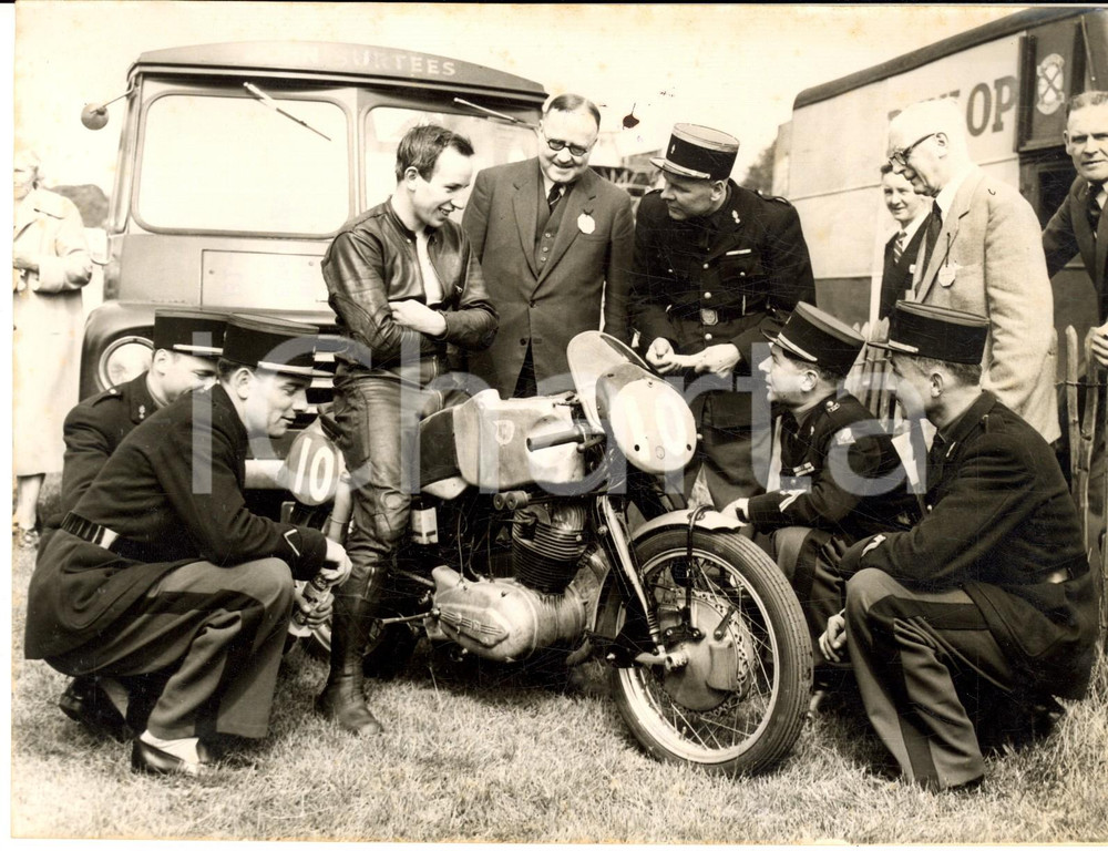 1957 LONDON John SURTEES with an admiring group of French motorcyclists *Photo Fotografia d'epoca con didascalia coeva. CONDIZIONI: G  FORMATO: 20x15 cm    originale e autentica 1