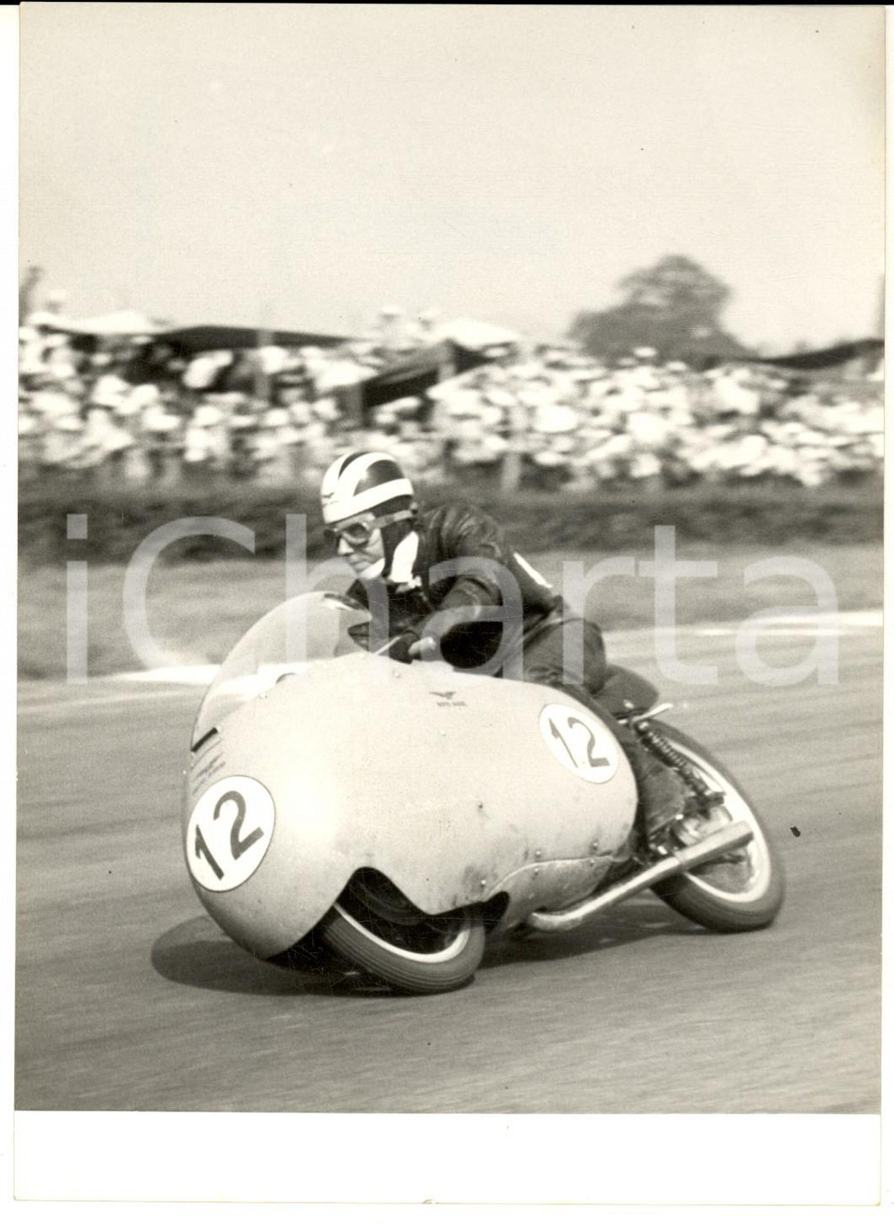 1956 MONZA Prove GP delle Nazioni - Bill LOMAS su MOTO GUZZI 350 - Foto 13x18 Fotografia d'epoca con didascalia coeva. CONDIZIONI: G (ma lieve sovraimpressione al lato sinistro)      originale e autentica 1