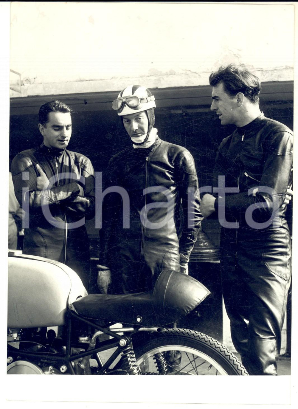 1957 MONZA Prove nuove MOTO GUZZI - Bill LOMAS Jiri KRAL Keith CAMPBELL - Foto Fotografia d'epoca con didascalia coeva. CONDIZIONI: G (ma sovraimpressione al lato destro) FORMATO: 13x18 cm    originale e autentica 1