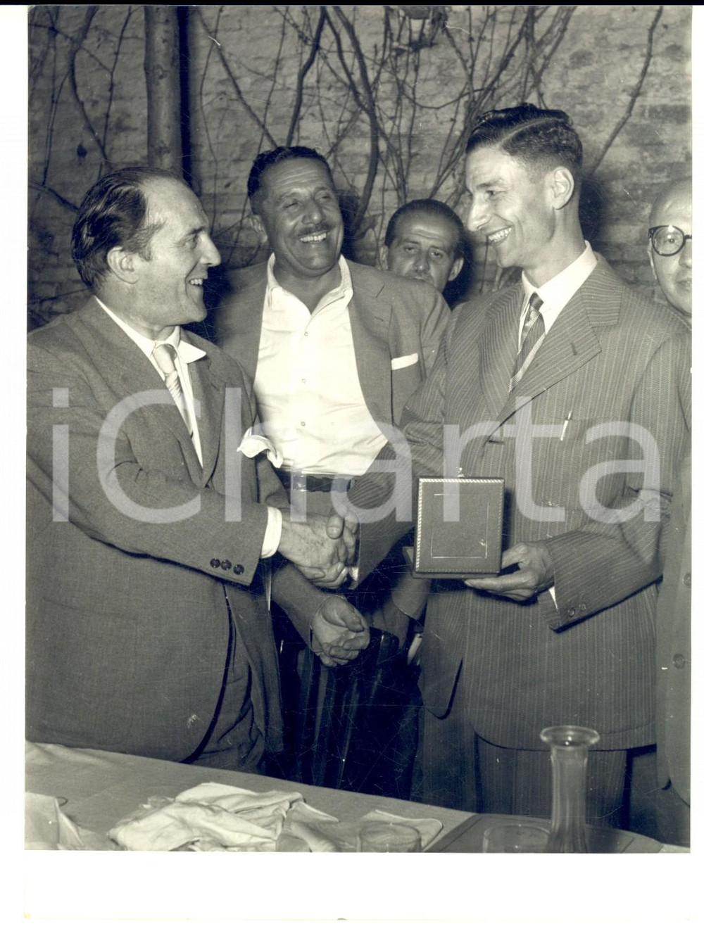 1954 MILANO Emanuele BIANCHI consegna la croce di cavaliere a Enrico LORENZETTI 