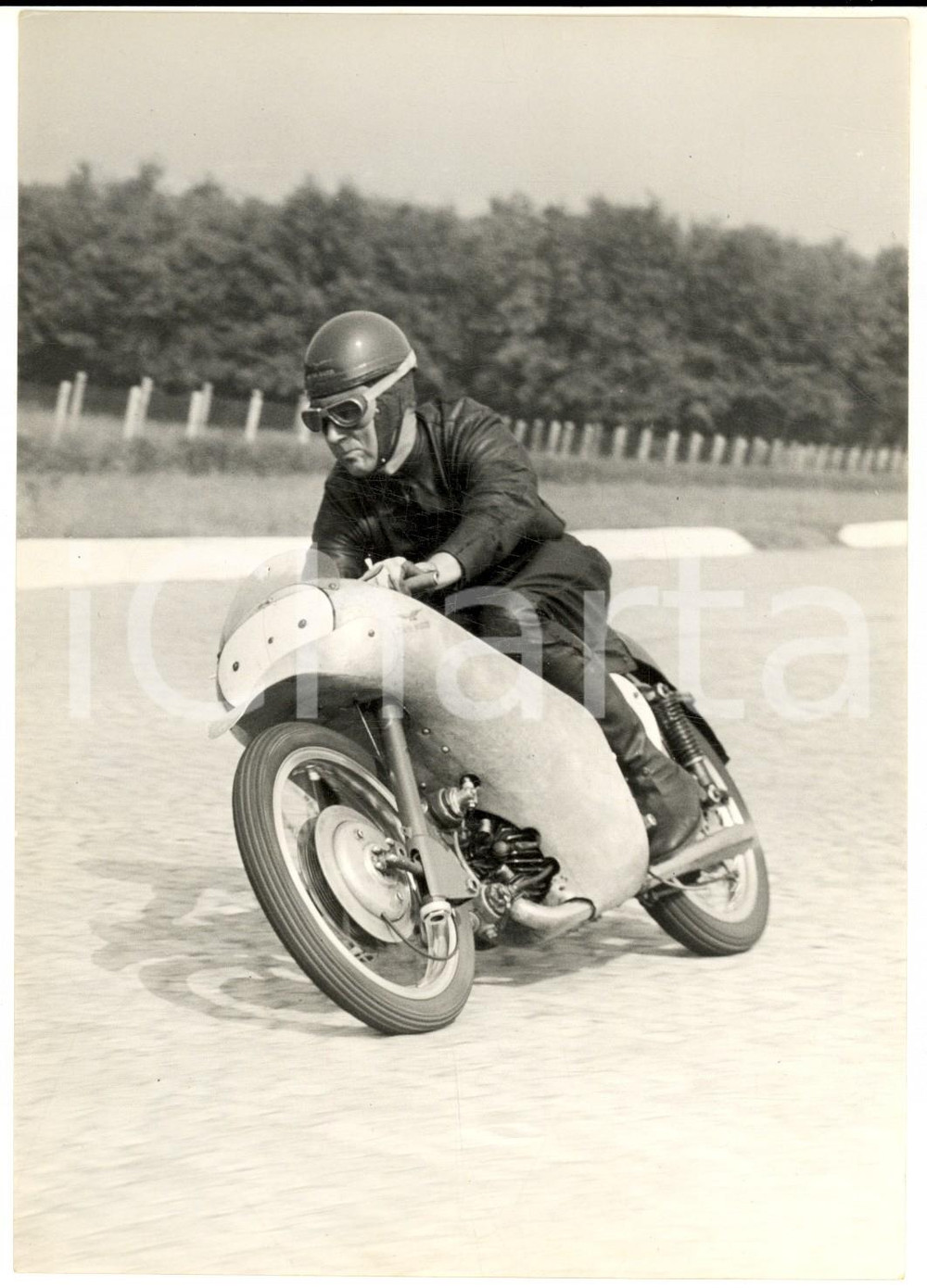 1953 MONZA MOTOCICLISMO GP delle Nazioni - Fergus ANDERSON alle prove su GUZZI Fotografia d'epoca con didascalia coeva.  CONDIZIONI: GFORMATO: 13x18 cm     originale e autentica 1