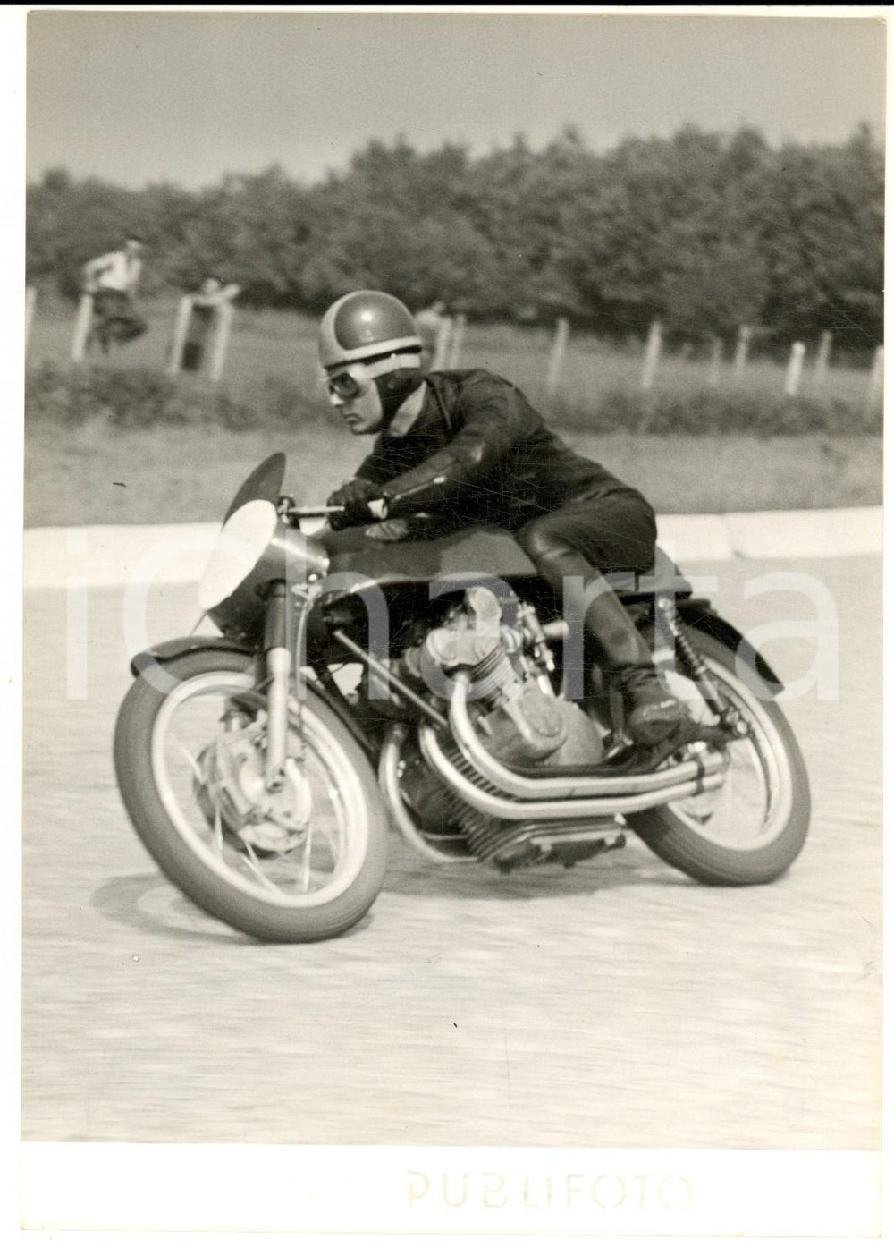 1953 MONZA MOTOCICLISMO GP delle Nazioni - Dickie DALE alle prove su GILERA Fotografia d'epoca con didascalia coeva.  CONDIZIONI: GFORMATO: 13x18 cm     originale e autentica 1
