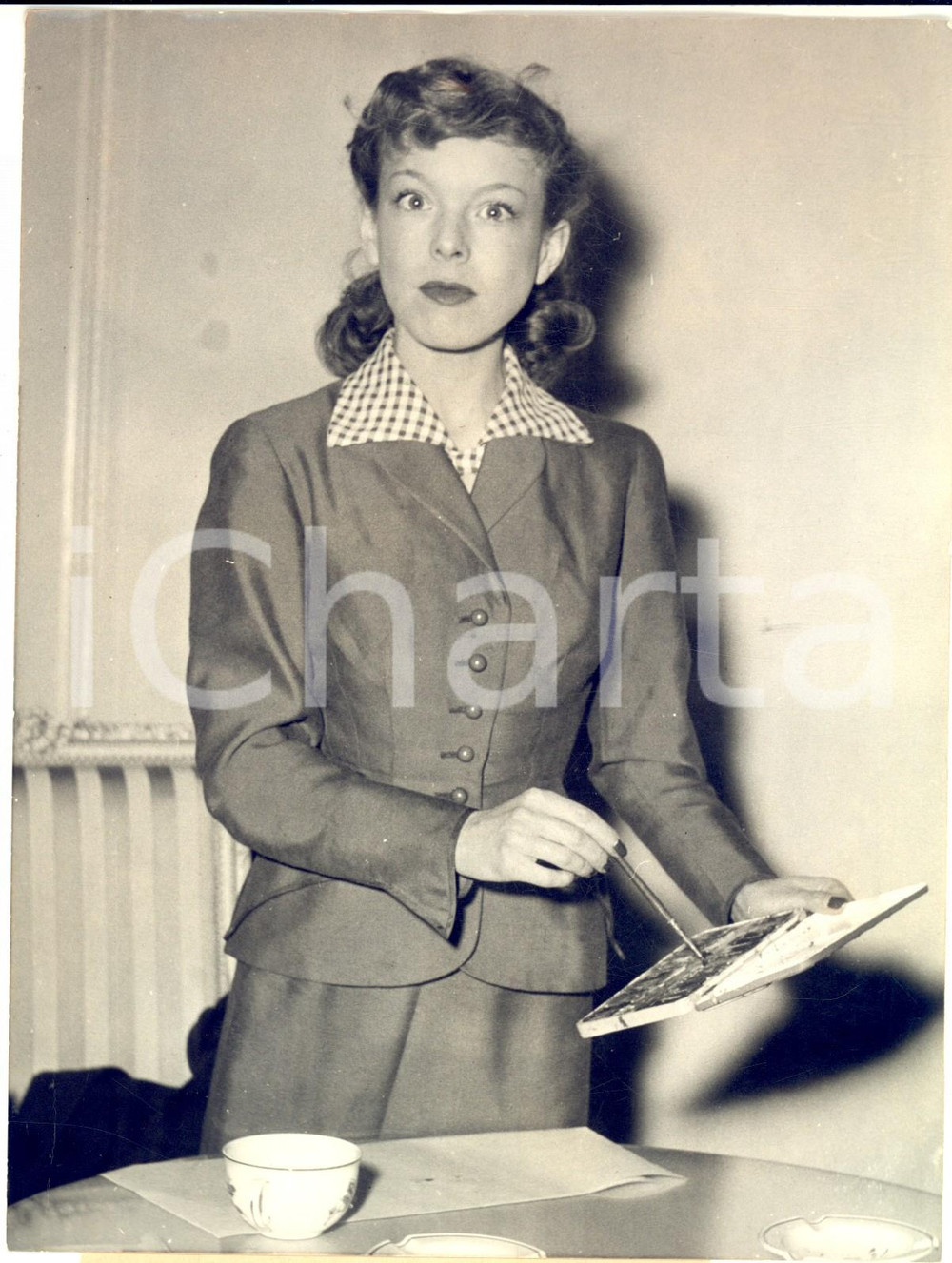 1954 HAMBURG Film actress Cécile AUBRY as a painter *Photo 15x20 cm