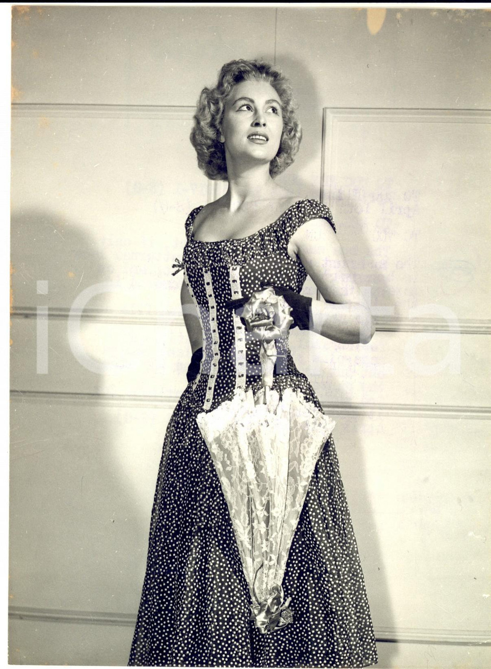 1956 FASHION Actress Barbara ARCHER carrying her parasol *Photo 15x20 cm