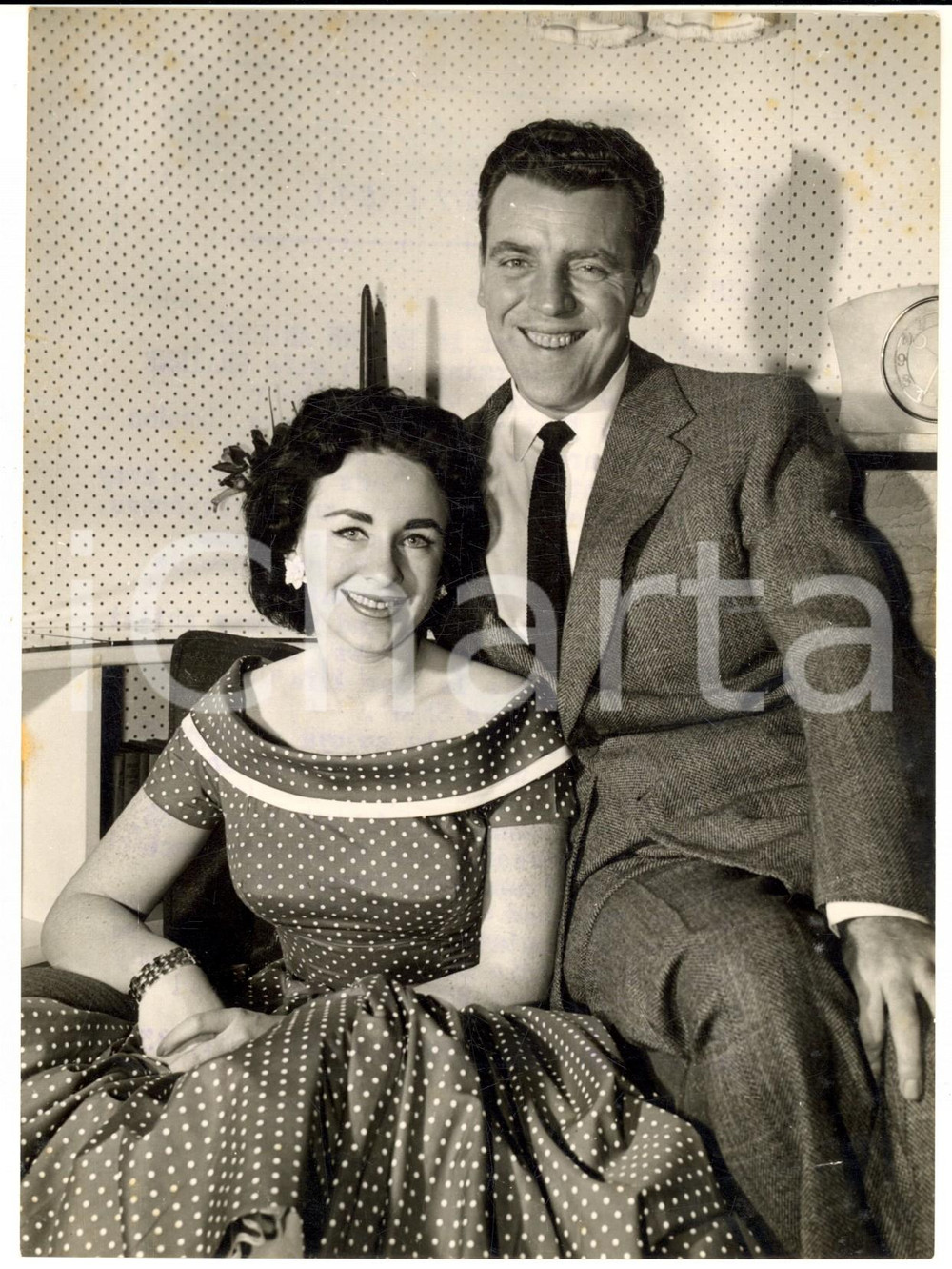 1957 LONDON Eamonn ANDREWS and his wife Grannie at home *Photo 15x20