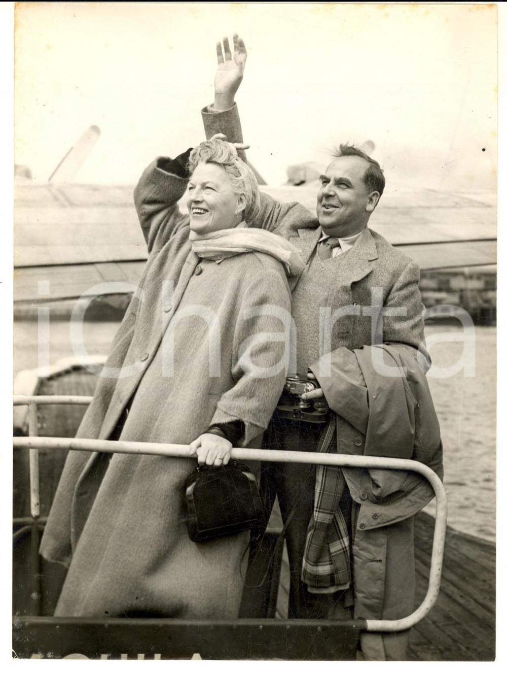 1954 CAPRI Gracie FIELDS arrives with Boris ALPEROVICI - Photo 15x20 cm