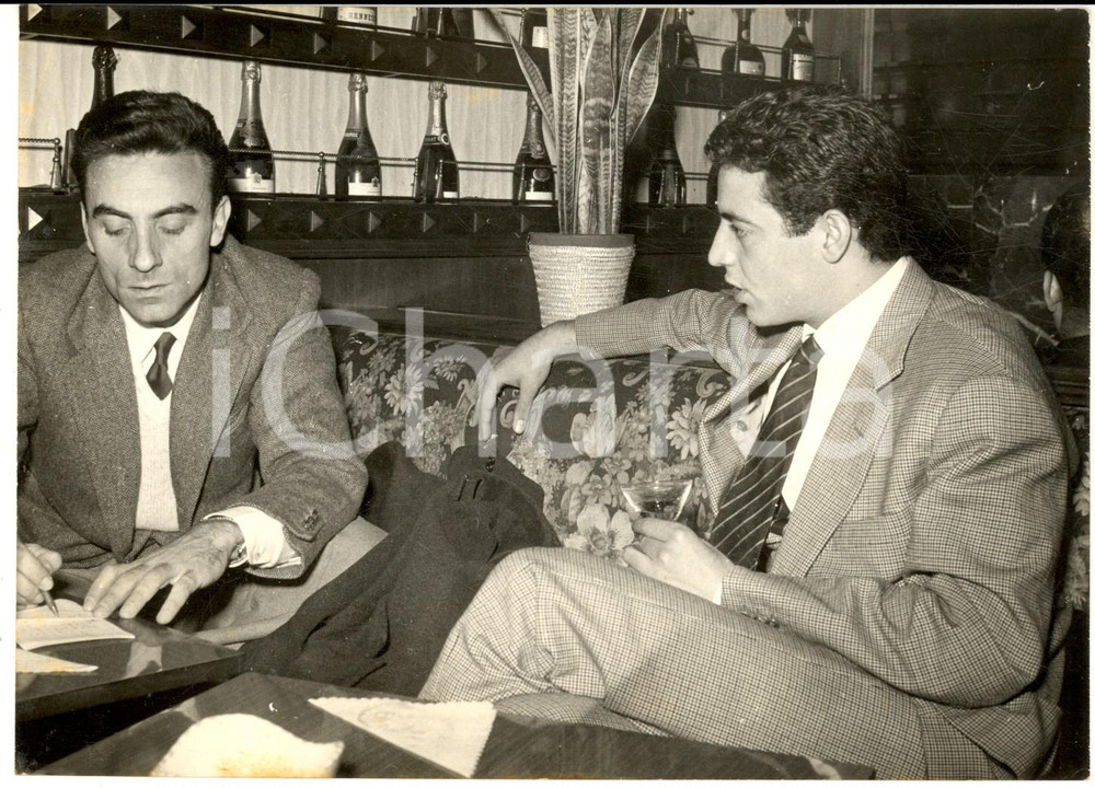 1957 ROMA Attore Tony ANGELI durante una pausa in un bar *Foto 18x13 cm