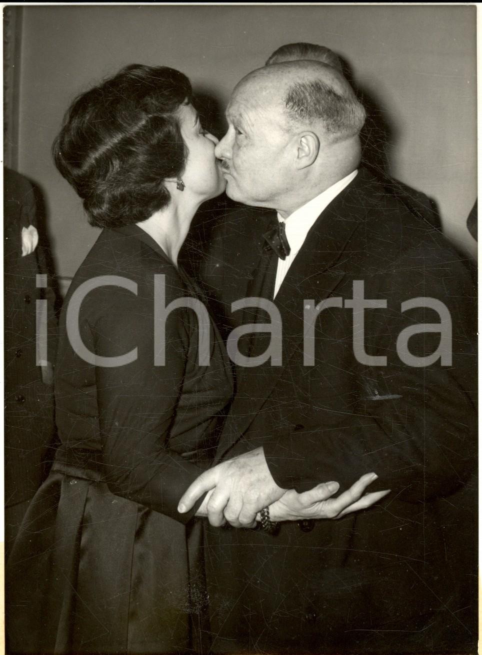 Fotografia d epoca originale 1957 PARIS LÃ©gion d Honneur Ã  Jacqueline AUDRY  FÃ©licitations AndrÃ© LE TROCQUER 1