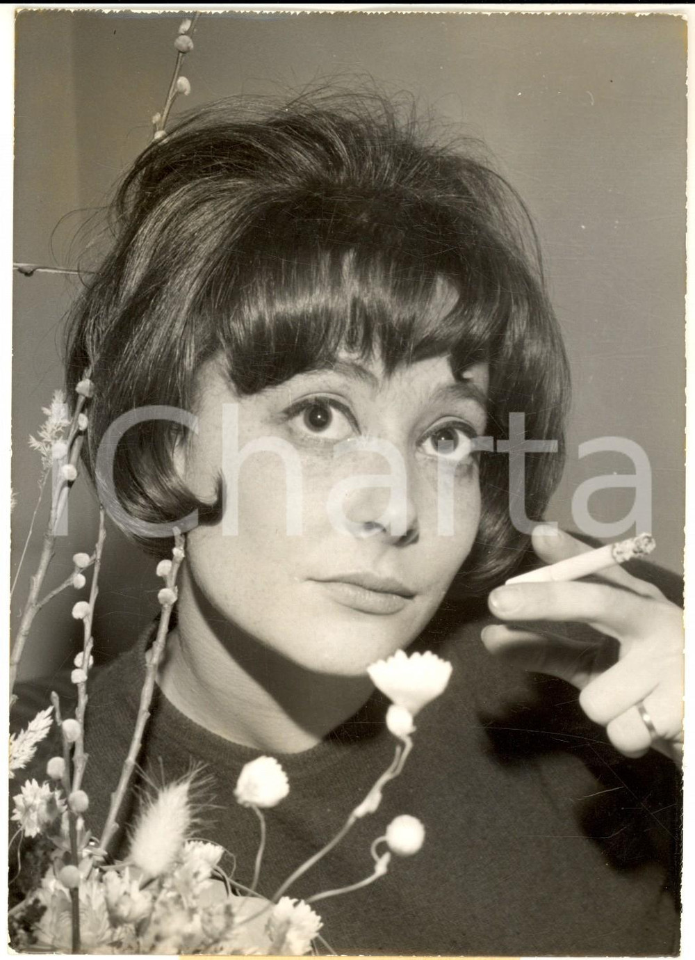 1963 PARIS Actrice Cécile ARNAUD fume chez elle *Photo 13x18 cm
