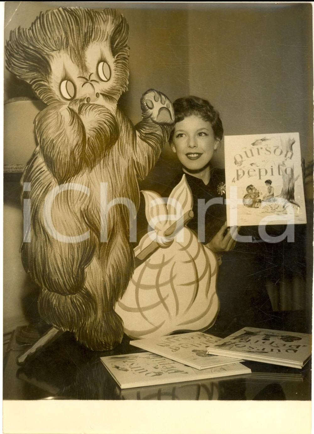 1956 PARIS Cécile AUBRY présente son livre d'enfants "Ourson Pepito" Photo 13x18