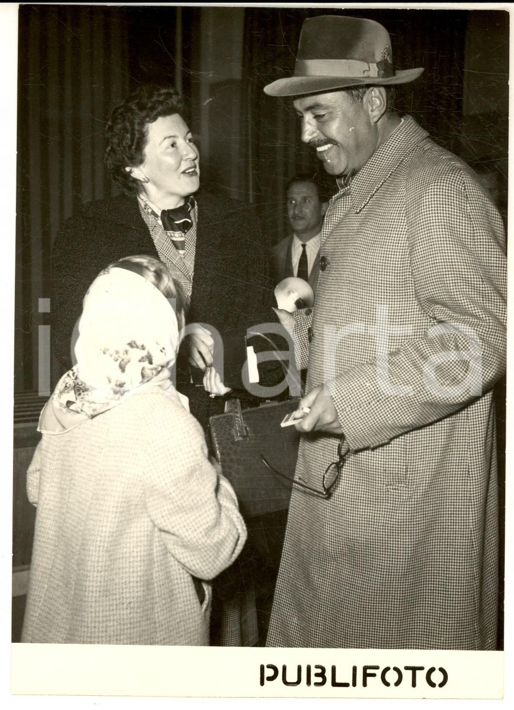 1954 ROMA CIAMPINO Pedro ARMENDARIZ accoglie moglie e figlia *Foto 13x18 cm