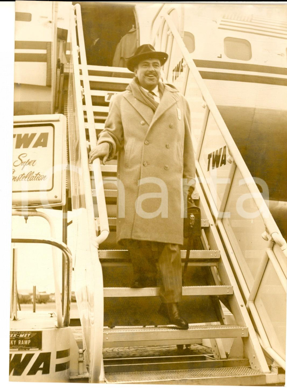 1956 ROMA Arrivo di Pedro ARMENDARIZ per girare "Uomini e lupi" *Foto 13x18 cm