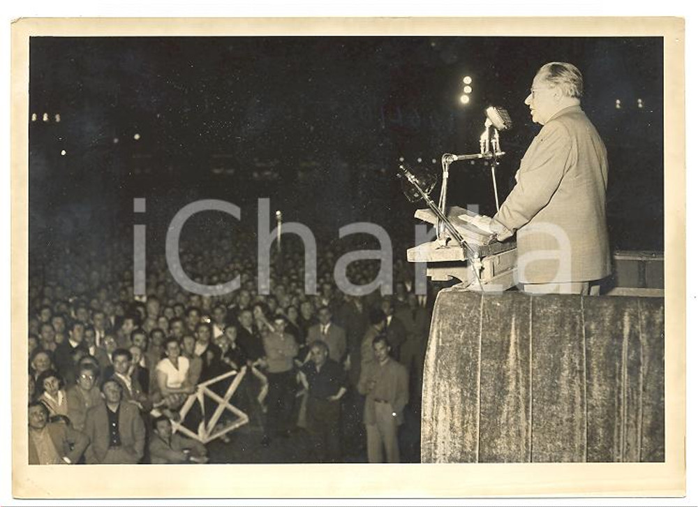 1955 ca TORINO Campagna elettorale PCI Palmiro TOGLIATTI parla agli elettori