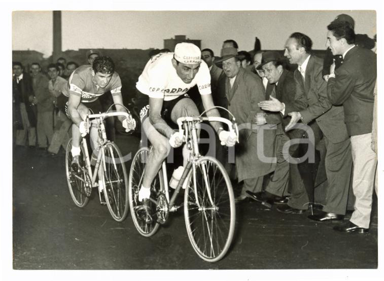 1956 TROFEO BARACCHI Tifosi incitano Fausto COPPI e Riccardo FILIPPI *Foto 18x13
