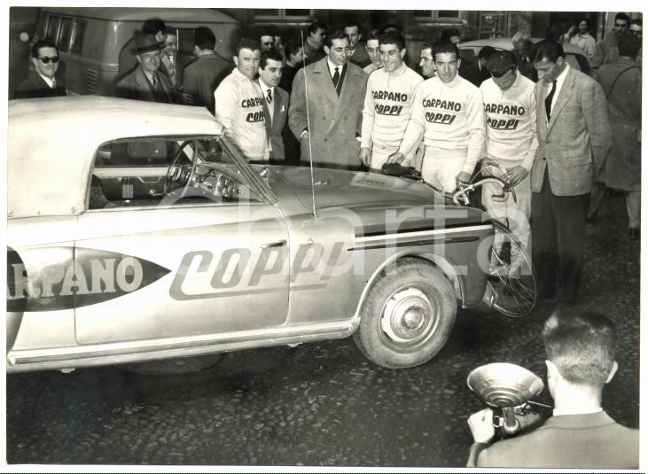 1956 TORINO Palazzo Carpano - Fausto COPPI mostra auto della CARPANO - COPPI Nella fotografia sono presenti Tranquillo Scudellaro, Fausto Coppi, Luciano Ciancola, Stefano Gaggero, Walter Serena e Ferdi Kubler. Fotografia d'epoca con didascalia coeva al verso. CONDIZIONI: FAIRDIMENSIONI: 18x13 cm     originale e autentica 1