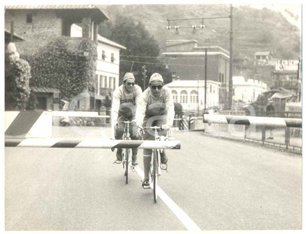 1956 ARENZANO Fausto COPPI Ettore MILANO attraversano passaggio a livello *Foto