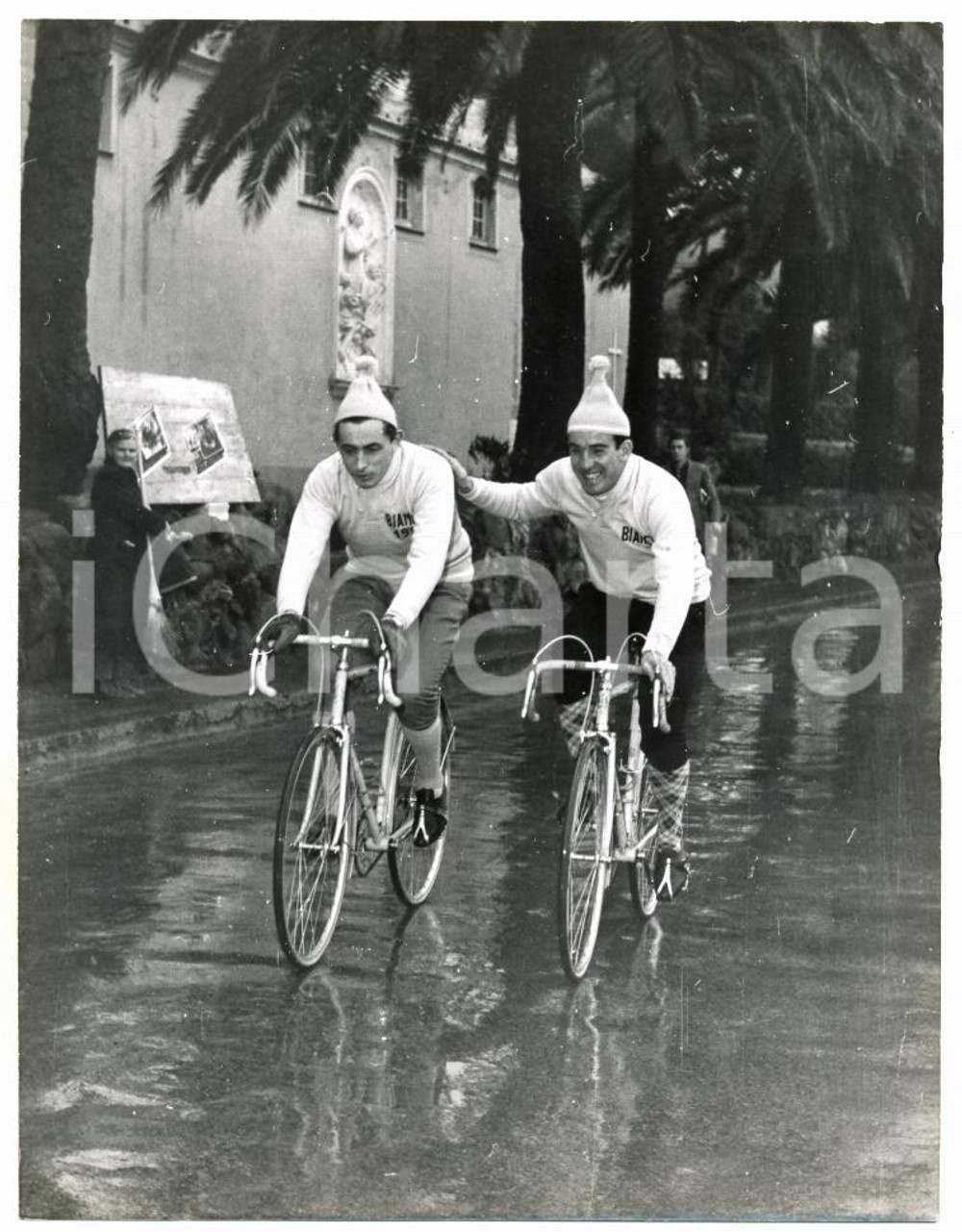 1956 COGOLETO Stefano GAGGERO si appoggia a Fausto COPPI durante allenamento Fotografia d'epoca con didascalia coeva al verso. CONDIZIONI: FAIRDIMENSIONI: 18x24 cm     originale e autentica 1