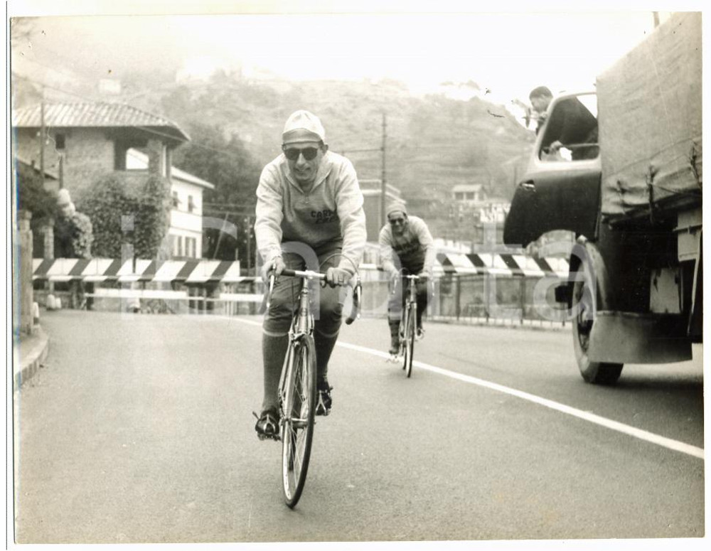 1956 ARENZANO Camionista fermo per vedere Fausto COPPI durante allenamento *Foto