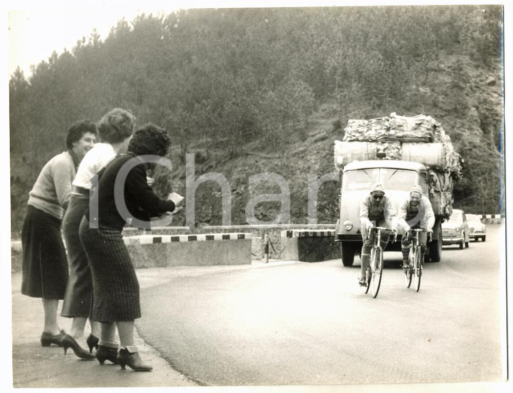 1956 AREA DI ARENZANO Ragazze incitano Fausto COPPI Ettore MILANO in allenamento Fotografia d'epoca con didascalia coeva al verso. CONDIZIONI: FAIR (forellini da affissione agli angoli)DIMENSIONI: 24x18 cm     originale e autentica 1