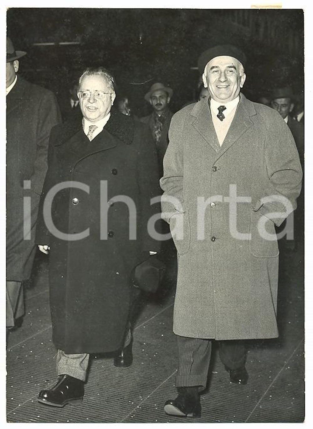 1959 ROMA Luigi LONGO accoglie Palmiro TOGLIATTI di ritorno da congresso PCUS