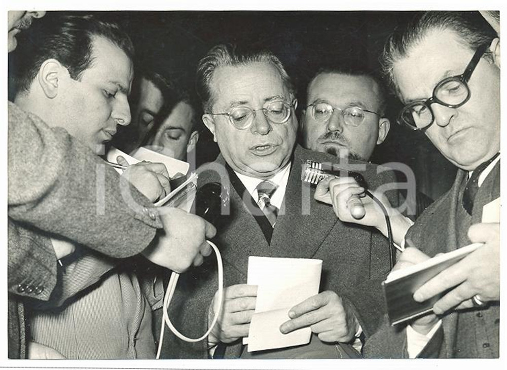 1954 ROMA Palmiro TOGLIATTI rilascia dichiarazione su crisi Governo FANFANI I