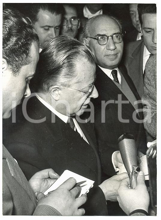 1957 ROMA Crisi Governo SEGNI I Palmiro TOGLIATTI Mauro SCOCCIMARRO intervistati Fotografia d'epoca con didascalia coeva al verso. CONDIZIONI: FAIRDIMENSIONI: 13x18 cm     originale e autentica 1